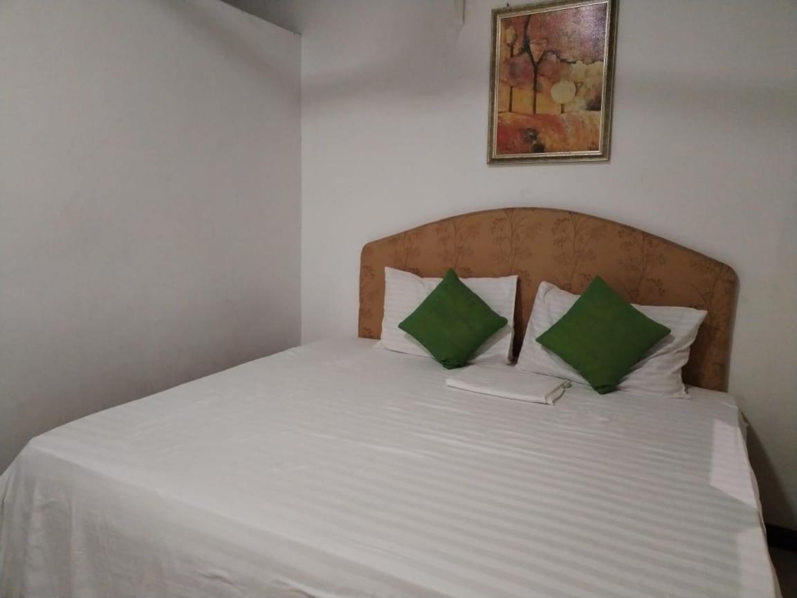 Ambula Food Court Hotel Anuradhapura Exterior foto